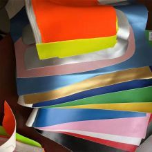 Benutzerdefinierte Boxhandschuhe Oberflächenmaterial, wir haben eine Vielzahl von Premium -Materialien, die ausgewählt werden können, wie PU, Mikrofaser, Cowhide usw.