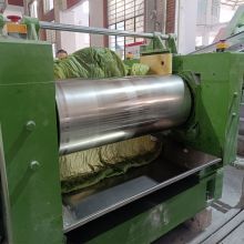 Erzeugtes Verfahren, die Rohstoffe werden durch Kneten, Plastizisieren, Schäumen und andere Verarbeitungstechniken zu Yogamatte verarbeitet.