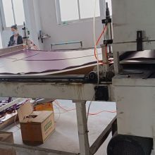 Schneidenprozess, die Würfel nach der benutzerdefinierten Größe anpassen und die Yogamatte durch die automatische Schneidemaschine schneiden, die die Konsistenz des Produkts effektiv gewährleisten.