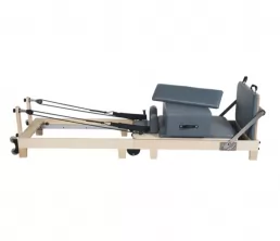 Faltbare Pilates -Übungsmaschine mit Holzbeinen