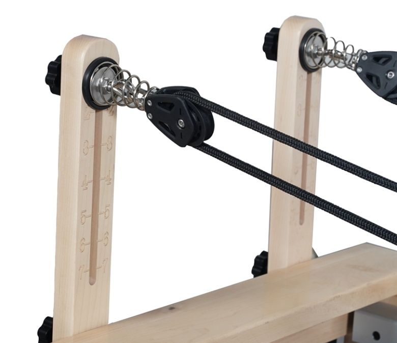 Faltbare Pilates -Übungsmaschine mit Holzbeinen
