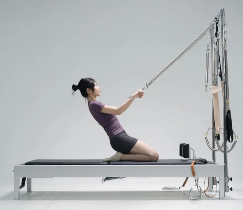 Klassischer Pilates -Reformer mit Turm