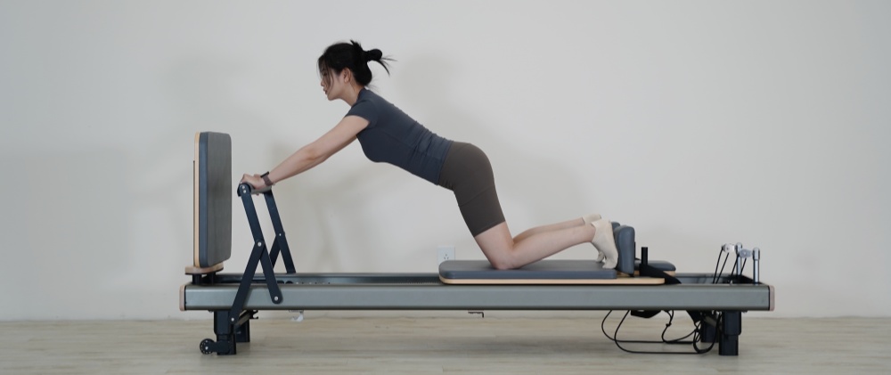 Gunmetal Anodized Aluminium Pilates Reformer Bett Gunmetal Anodized Aluminium Pilates Reformer Bett